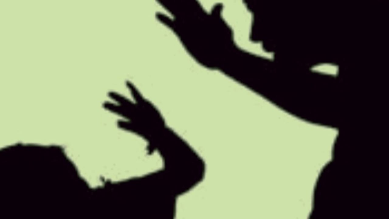 Seorang Balita Dianiaya di Kamar Hotel di Karawang. Diduga, si Pelaku adalah Pacar Ibunya Korban. Hah?